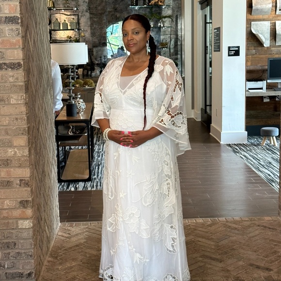 ASOS DESIGN Curve Amelia cutwork embroidered wedding dress with kimono sleeve - Picture 1 of 2